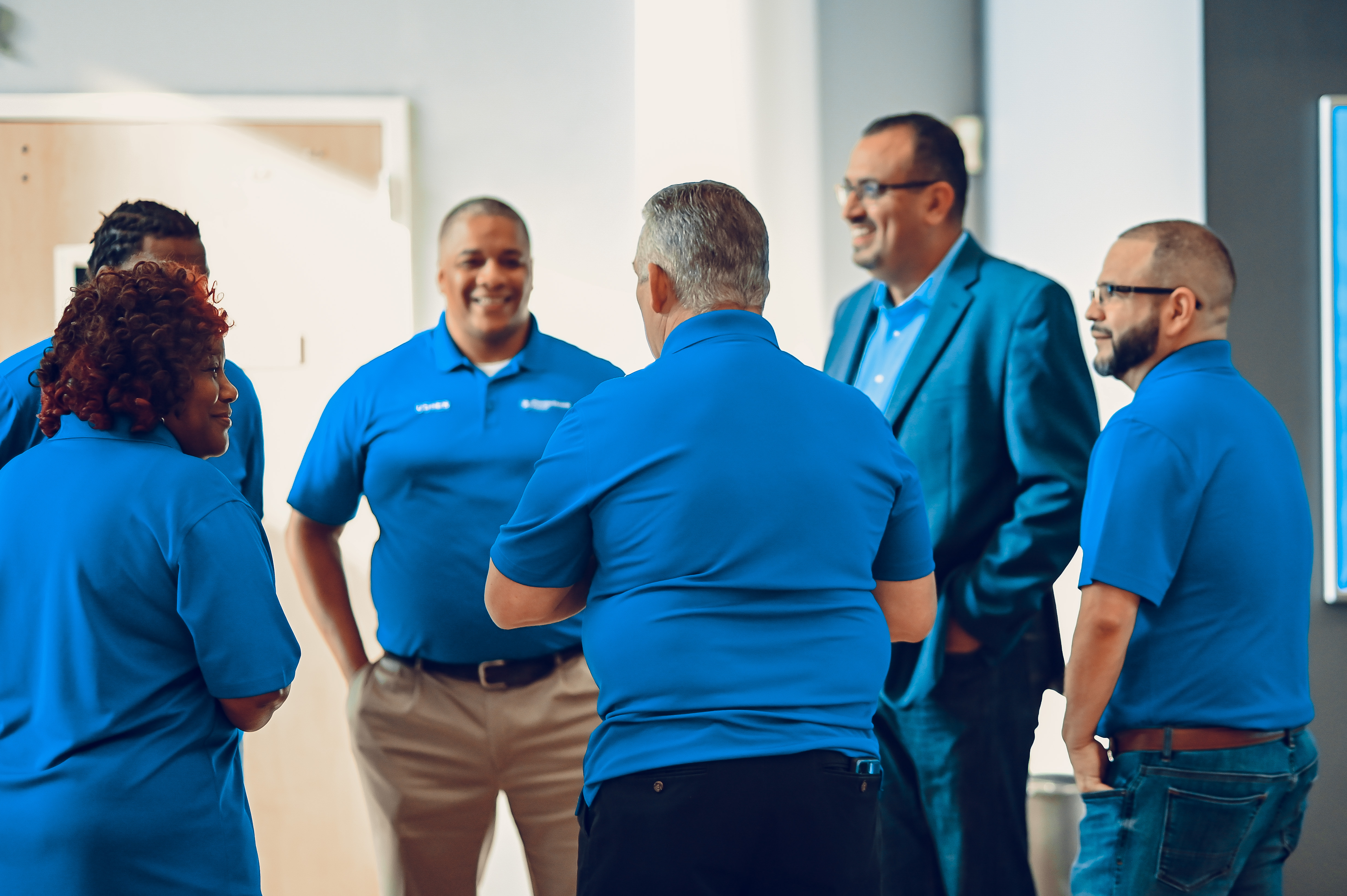 Equipo de ujieres asistiendo durante el servicio